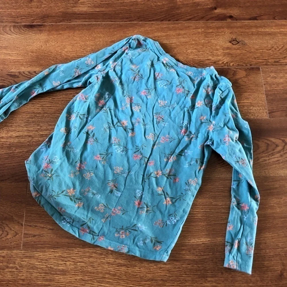 Old Navy Green floral softest tee Long sleeve in size S (6-7)